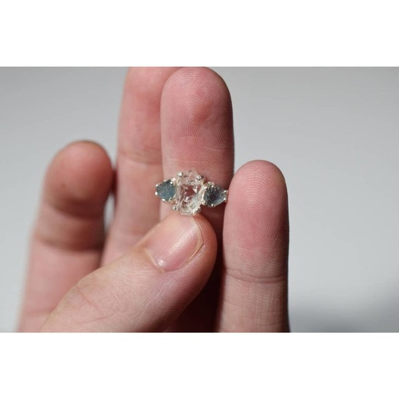 Raw sapphire ring, alternative engagement ring, Montana sapphire ring - Picture 8 of 9